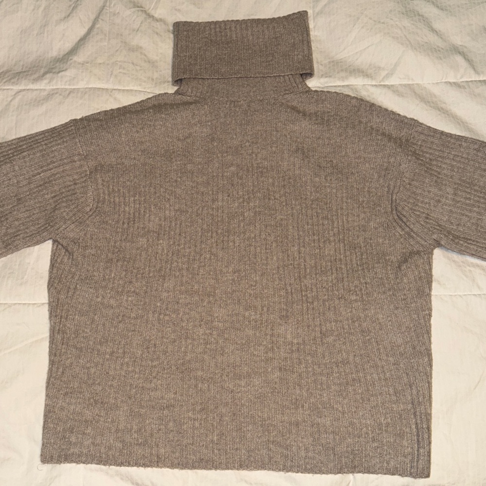 H&M Ribbed Turtleneck Sweater - Picture 2 of 5